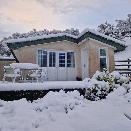 Roberts' Cottage Westport Exterior photo